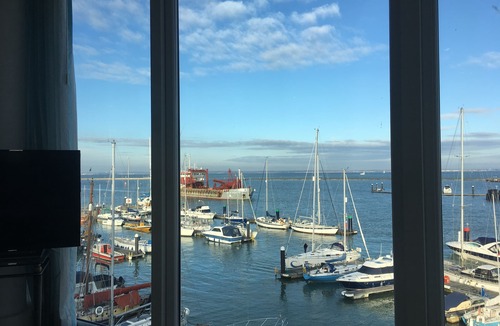 Cowes Apartment | A Luxury Third Floor Waterfront Apartment