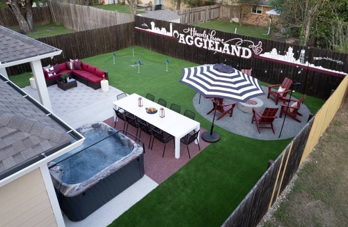 College Station House | A&M LUXURY GAME DAY HOUSE - 1 mile to Kyle Field, Hot Tub, Fire Pit, Golf