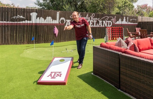 College Station House | A&M LUXURY GAME DAY HOUSE - 1 mile to Kyle Field, Hot Tub, Fire Pit, Golf