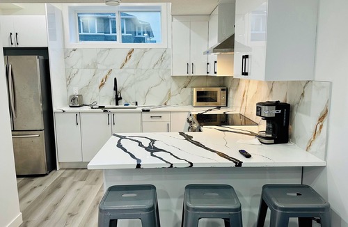 Evanston House | A master retreat king. size bed