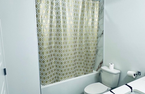 Evanston House | A master retreat king. size bed