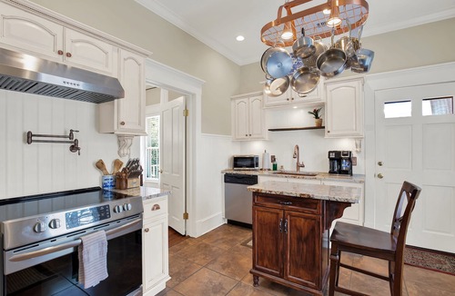 Metropolitan Condo | A Memorable Savannah Escape in Thomas Square