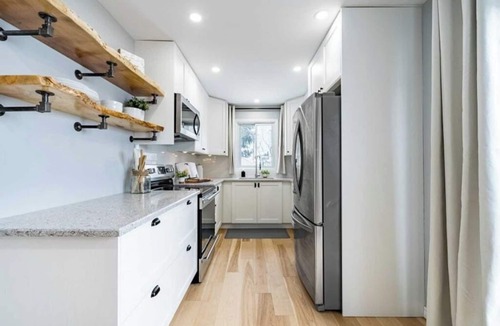 Oshawa House | A minute away from Trent University!