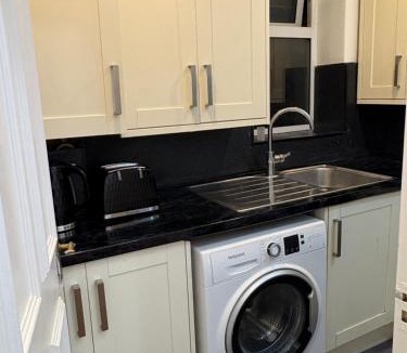 Tooting House | A minute walk from Tooting Bec station