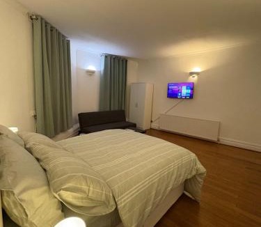 Tooting House | A minute walk from Tooting Bec station