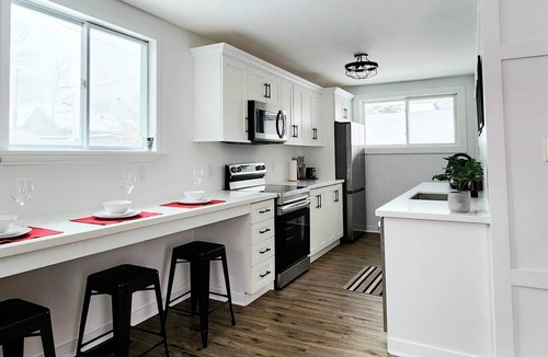 Orangeville House | A Modern 3 Bedroom Home with Free Parking & Wifi