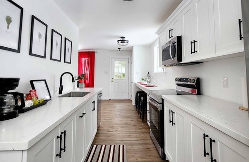 Orangeville House | A Modern 3 Bedroom Home with Free Parking & Wifi