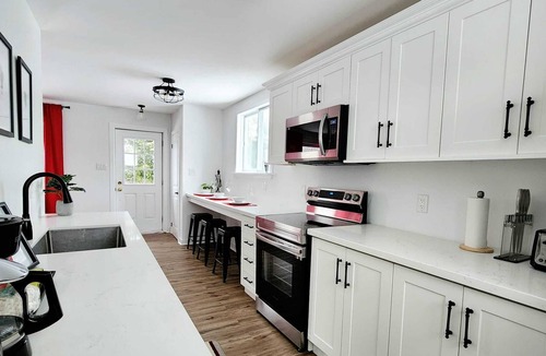 Orangeville House | A Modern 3 Bedroom Home with Free Parking & Wifi