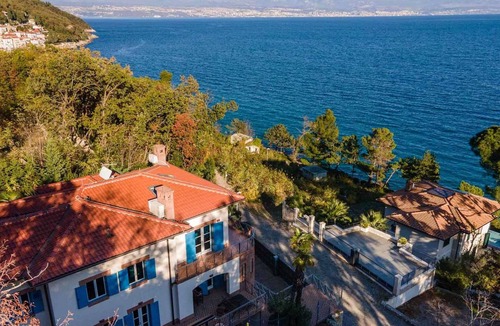 Obrs Villa | A modern, beachfront villa in Kvarner Bay
