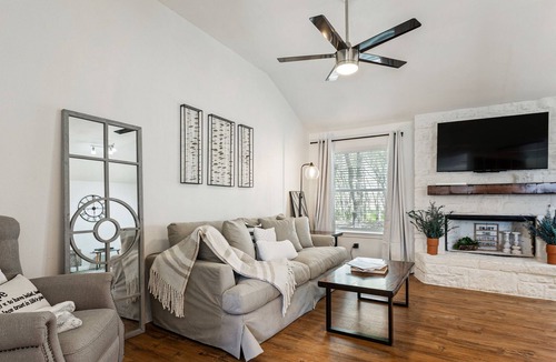 Lorena House | A modern country retreat 18 minutes from The Silos.