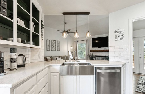 Lorena House | A modern country retreat 18 minutes from The Silos.