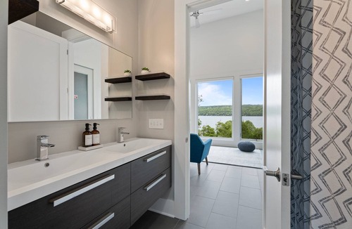 Ithaca House | A Modern Lakeview Retreat