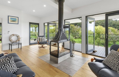 Kennett River House | A modern riverside abode close to the beach