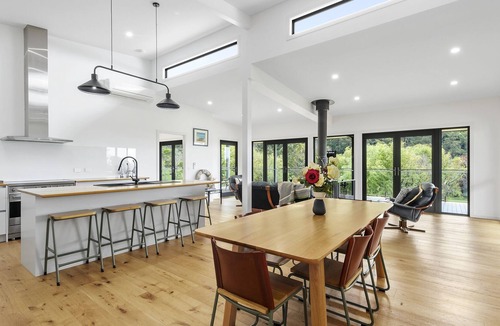 Kennett River House | A modern riverside abode close to the beach