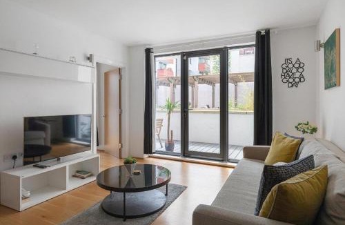 North Kensington House | A modern two bedroom flat with private parking