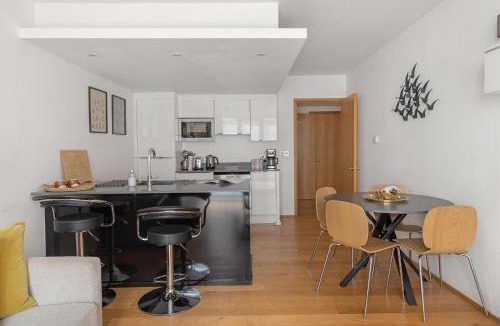 North Kensington House | A modern two bedroom flat with private parking
