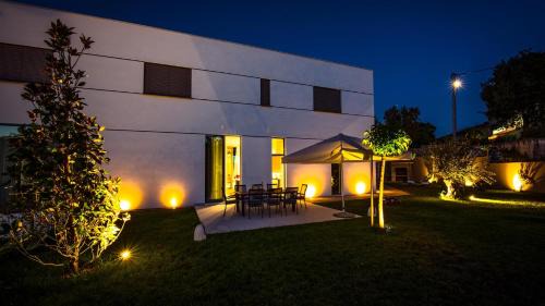 Zmijavci Villa | A modern villa in Zmijavci with a gym, tennis and basketball court