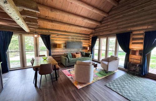 Shelbyville House | A Novel Stay 3 bed 2 bath log cabin in Shelbyville, IL