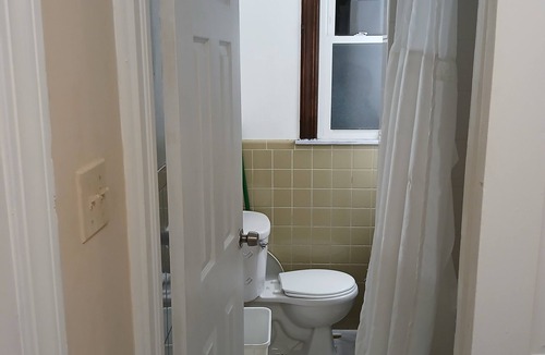 Hyde Park House | A One Room Studio in a Quiet & Convenient Location