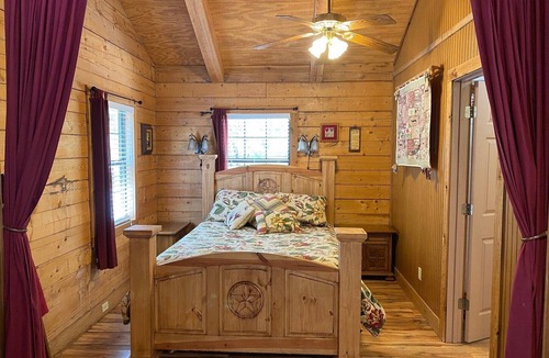 Vanderpool Cabin | A Peace of Heaven LOG Cabins & RV- Cabin #3