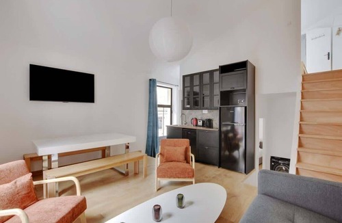 Quartier des Grandes-Carrieres Apartment | A Peaceful 2-BR/2BA in Montmartre