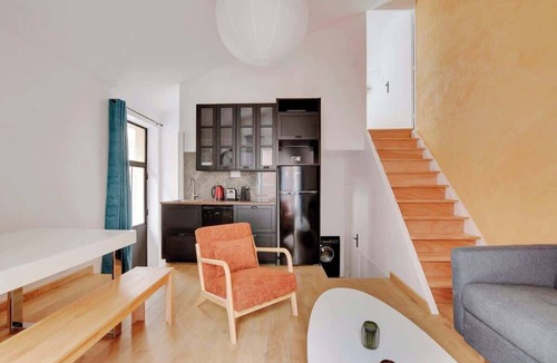 Quartier des Grandes-Carrieres Apartment | A Peaceful 2-BR/2BA in Montmartre
