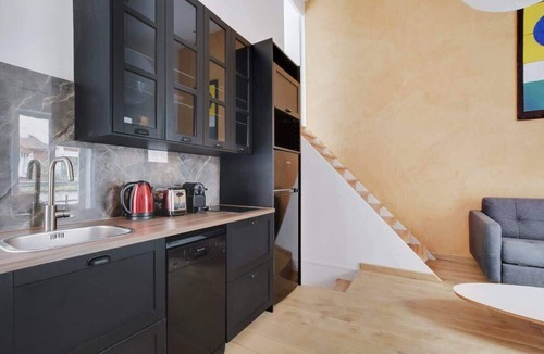 Quartier des Grandes-Carrieres Apartment | A Peaceful 2-BR/2BA in Montmartre