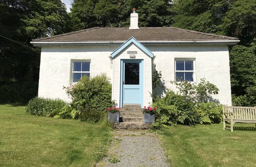 Lochgilphead Apartment | A peaceful cottage set on a private drive.