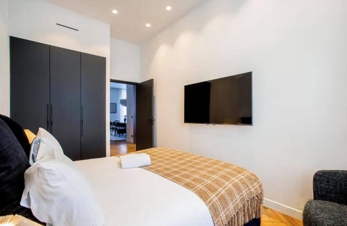 Faubourg-du-Roule Apartment | A PERFECT COMBINATION OF PARISIAN CHARM & MODERN COMFORT – CHAMPS ELYSEES