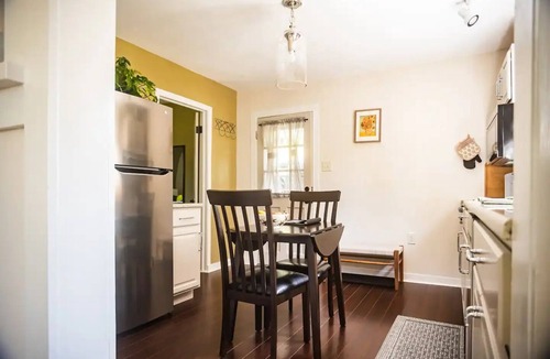 Abingdon Cottage | A perfect romantic getaway! n