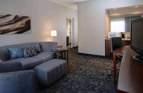 South Kansas City Hotel | A Place You'll Surely Enjoy! 3 Spacious Units, Free Parking, Pets Allowed!