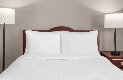 East Lake Hills Hotel | A Place You'll Surely Enjoy! Relaxing Studio Suite w/Complimentary Breakfast!
