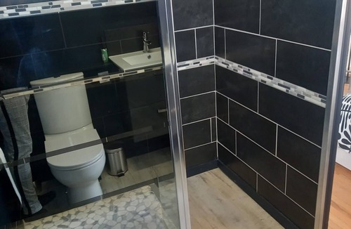 Lavelanet Bed & Breakfast | A pleasant room with shower room, 160cm bed and all comforts included.