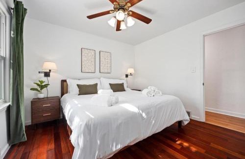 Peoria Heights House | A Pop of Color - 3BD in the Heights w 3 King Beds