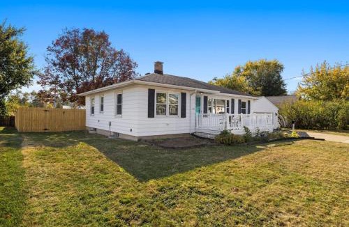 Peoria Heights House | A Pop of Color - 3BD in the Heights w 3 King Beds