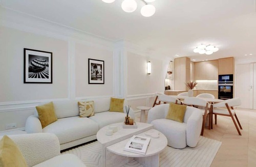 Quartier du Faubourg-Montmartre Apartment | A Prestigious 3-BR/2Ba in Opera