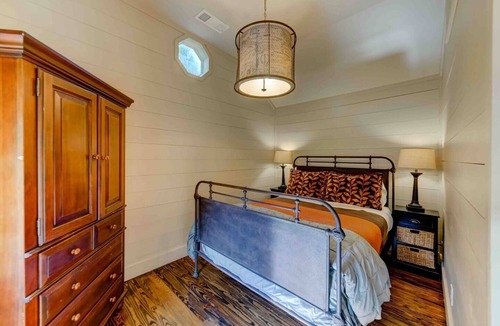 Gainesville Resort | A Private Lakefront Estate Hosting | Reunions | Corporate Retreats