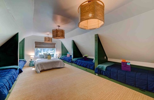 Gainesville Resort | A Private Lakefront Estate Hosting | Reunions | Corporate Retreats