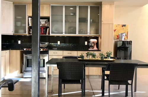South Capitol Condo | A PRIVATE LOFT IN A GREAT WALKABLE URBAN LOCATION