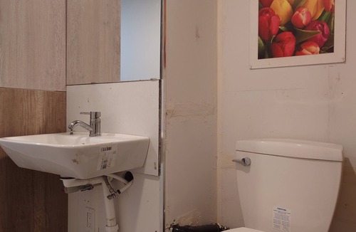 Richmond Hill House | A Private room and bathroom at PandaMotelDotCom