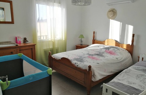 Serignan-du-Comtat Bed & Breakfast | A Provencal house for summer vacations