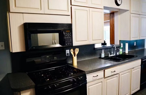 Little Rock House | A quaint and peaceful home - perfect for a family getaway close to everything!