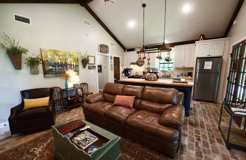 Laurel Cottage | A quiet peaceful getaway that is surrounded by beautiful trees and wild life.
