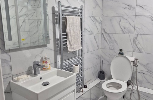 Winchmore Hill Apartment | A quiet room in a two bed room flat