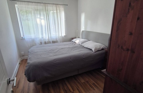 Winchmore Hill Apartment | A quiet room in a two bed room flat