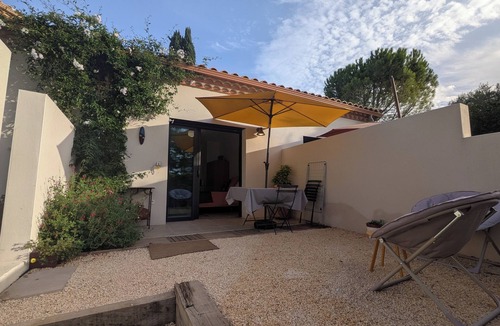 Teyran Apartment | A quiet room with a private courtyard