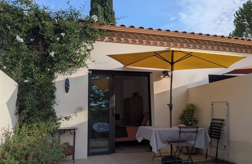 Teyran Apartment | A quiet room with a private courtyard