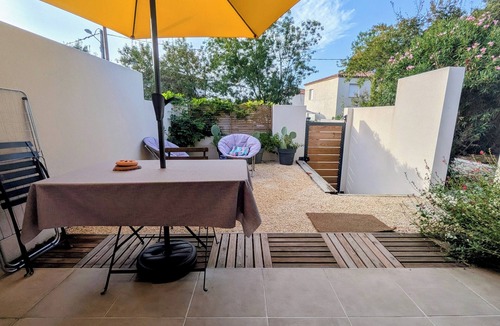 Teyran Apartment | A quiet room with a private courtyard