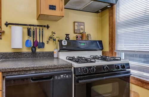 Oak Park House | A quiet stay while you are away