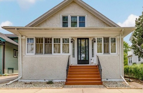 Oak Park House | A quiet stay while you are away